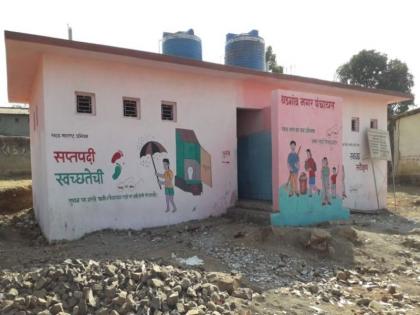 Poorness before the inauguration of sanitary latrines | स्वच्छतागृहांच्या बांधकामाची उदघाटनपूर्वीच झाली दुर्दशा