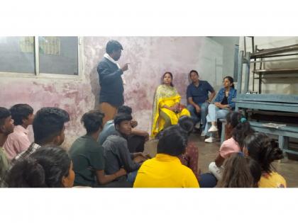 the education officer reached the study hall of the 'Toli' slum area | अन् शिक्षणाधिकारी पोहोचल्या ‘टोली’तील अभ्यासिकेत; मुलांशी साधला संवाद