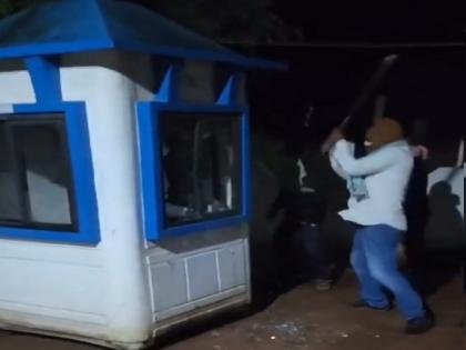 Van Infrastructure Company's office in Pali Khanu was also vandalized after the Hativale toll booth in Ratnagiri | Ratnagiri: हातिवले टोलनाक्यानंतर पाली-खानूमधील व्हॅन इन्फ्रास्ट्रक्चर कंपनीचं ऑफीसही फोडलं 