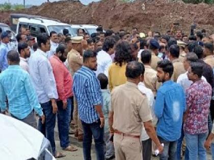 Protest by citizens of the area including Umbraj over toll collection at Taswade toll plaza on Pune-Bangalore National Highway | Satara: अन्यायकारकपणे टोलवसुली बंद करा, उंब्रजसह परिसरातील नागरिकांचे तासवडे टोलनाक्यावर आंदोलन