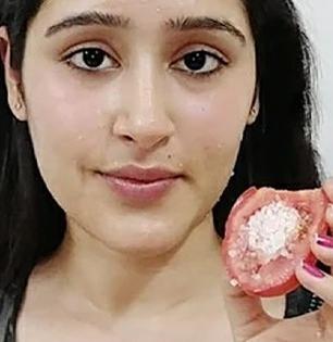 गणपतीत चेहऱ्यावर ग्लो हवाय? १ टोमॅटो घ्या-घरीच करा टोमॅटो फेशियल, टॅनिंग दूर-उजळेल चेहरा