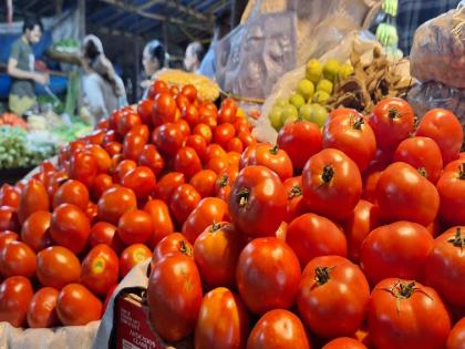 A further hike in tomato prices due to reduced arrivals |  आवक कमी झाल्यामुळे टोमॅटोच्या दरामध्ये पुन्हा वाढ; मुंबईमध्येही तुटवडा सुरू, किरकोळ मार्केटमध्ये दर ६० रुपयांवर