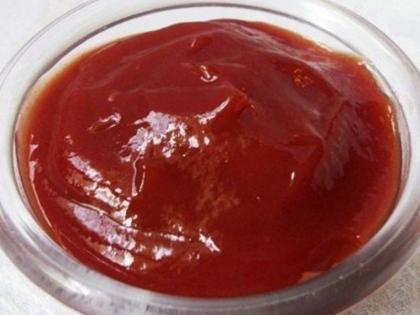 Ways use tomato ketchup cleaning | फक्त खाण्याच्याच नाही तर भांडी, दागिणे चमकवण्याच्या कामातही येतं टोमॅटो केचप!