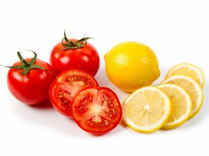 Tomatoes natural sunblock your skin, know hot to use | उन्हाळ्यात सनस्क्रीनपेक्षा कमी नाही टोमॅटोचे हे फेसपॅक, जाणून घ्या फायदे