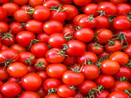 Tomatoes are now turning red along with onions; | कांद्यासोबत आता टोमॅटोही होऊ लागलेत लाल; आवक कमी; भाव वाढले