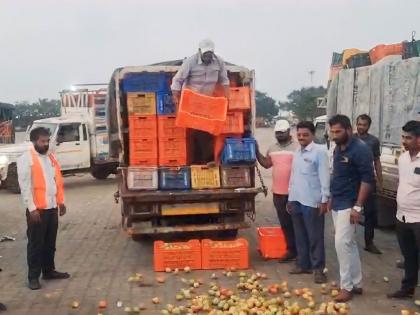 As the prices fell, farmers threw tomatoes on the road | भाव कोसळल्याने शेतकऱ्यांनी रस्त्यावर फेकले टोमॅटो