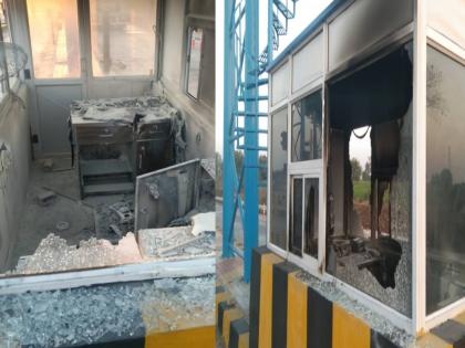 The cabin of the toll booth was burnt before it started. | सुरु होण्यापूर्वीच टोल नाक्याची कॕबिन जाळली, तीन ते चार जण सिसीटीव्हीत कैद