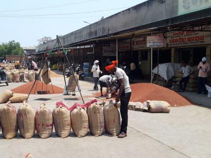 Amravati: Tour debuts high @ 11,400; Record prices in the market committee as soon as the tour near the farmers ends | Amravati: तूर पहिल्यांदा उच्चांकी @ ११, ४००; शेतकऱ्यांजवळची तूर संपताच बाजार समितीत विक्रमी भाव