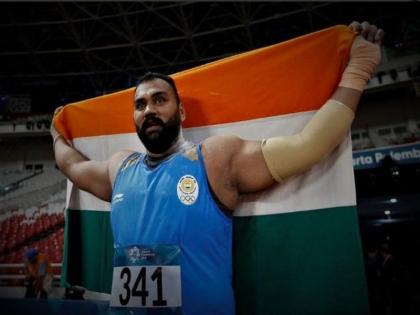 Asian Shot Put Champion Gold Medalist Tejinder Toor father's passed away | भारताला 'सोनेरी' आनंद देणाऱ्या तेजिंदरला पितृशोक; त्याच्या पाठीवर कौतुकाची थाप पडलीच नाही