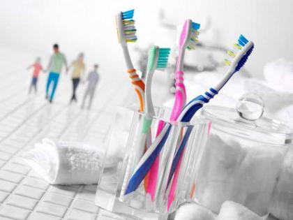 Do not keep all the toothbrushes together, Know the reason | घरातील सर्वांचे टूथब्रश एकत्र का ठेवू नये? जाणून घ्या कारण