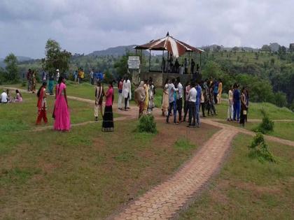 There is a crowd of tourists at Toranmal | तोरणमाळ येथे पर्यटकांची गर्दी वाढली