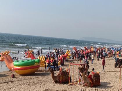 Weekends in Konkan are crowded with tourists, The beach bloomed with tourists | कोकणात वीकेंडला पर्यटकांची गर्दी, समुद्रकिनारे गेले फुलून; गणपतीपुळेच्या ‘श्रीं’चे ४० हजार भाविकांनी घेतले दर्शन