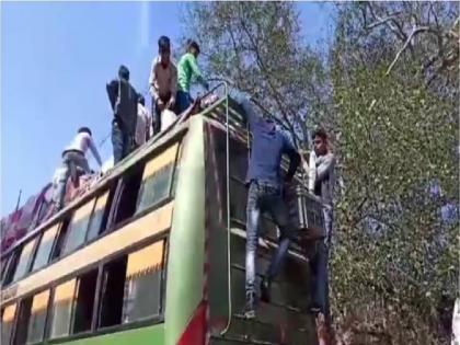 pilibhit a 55 seater private bus carrying 180 passengers was seized by rto | अजून किती भरणार! बसमध्ये ५५ ची क्षमता, भरले तब्बल १८० प्रवासी; मोजताना अधिकाऱ्यांचे डोळे झाले पांढरे