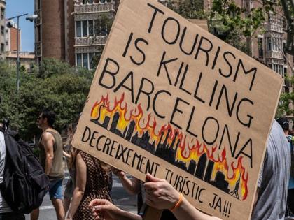 The protesters and residents pushing back on tourism in Barcelona | लेख: कृपा करा, आमच्या देशात येऊ नका! The protesters and residents pushing back on tourism in Barcelona | लेख: कृपा करा, आमच्या देशात येऊ नका!