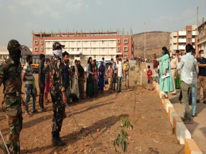  302 foreign workers stranded in Igatpuri sent to foreign states by special train | इगतपुरीत अडकलेले ३०२ परप्रांतीय मजूर विशेष रेल्वेतून परराज्यांत रवाना