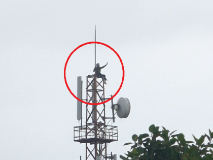 Wife went home, drunk young man stayed on mobile tower demanding to come home | Video: बायको गेली माहेरी, दारूच्या नशेत तरुणाचा मोबाईल टॉवरवर ठिय्या 