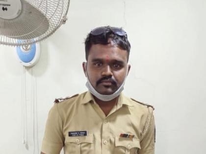 He went to show rubab to his wife and was arrested by the police | पत्नीला रुबाब दाखवायला गेला अन् फसला, तोतया पोलीस अधिकाऱ्याला अटक