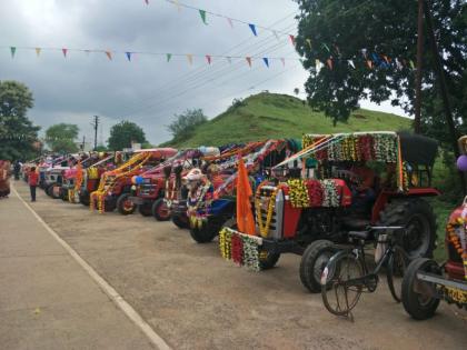 Just different! Tractor worshiped at Pawani in Bhandara district on Pola festival | जरा हटके! भंडारा जिल्ह्यातील पवनी येथे भरला ट्रॅक्टरचा पोळा