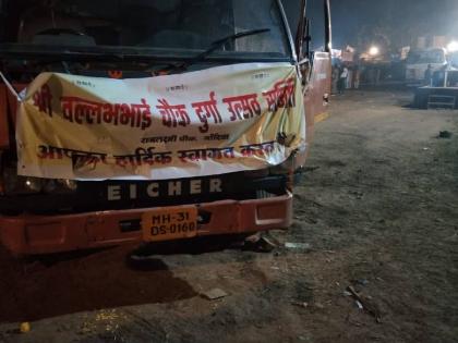 The truck's brakes failed on the downhill. | उतारावरच ट्रकचे ब्रेक फेल, गर्दीतील तरुणाचा चेंदामेंदा; दुर्गा विसर्जनासाठी जात होता ट्रक