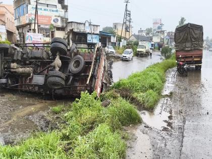 Truck overturns near Gokul Shirgaon on Pune Bengaluru highway, traffic disrupted | पुणे-बेंगळुरु महामार्गावर गोकुळ शिरगावजवळ ट्रक पलटी, वाहतूक विस्कळीत