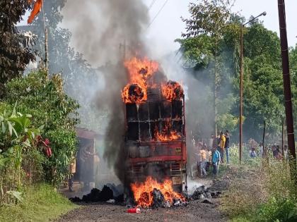 Truck caught fire due to short circuit in Chiplun | चिपळुणात शॉर्ट सर्किटने ट्रकला भीषण आग, ट्रकमधून उडी घेत चालकाने जीव वाचवला