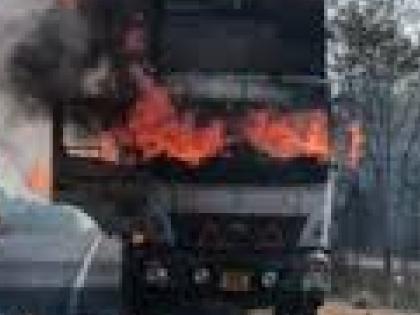 The cleaner set the truck on fire by pouring a lit can of petrol into it after the owner spoke angrily in satara | मालक रागाने बोलला, क्लीनरने ट्रकमध्ये पेट्रोलचा पेटता बोळा टाकला; साताऱ्यातील घटना The cleaner set the truck on fire by pouring a lit can of petrol into it after the owner spoke angrily in satara | मालक रागाने बोलला, क्लीनरने ट्रकमध्ये पेट्रोलचा पेटता बोळा टाकला; साताऱ्यातील घटना