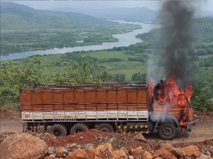 A truck moving in Parashuram Ghat took a beating; The driver jumped out of the truck and saved his life | परशुराम घाटात चालत्या ट्रकने घेतला पेट; चालक, वाहकाने ट्रकमधून उडी घेत वाचवले स्वतःचे प्राण