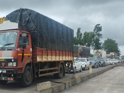 Truck overturned near Ghunki Kolhapur, traffic on Pune-Bengaluru highway blocked | Kolhapur: घुणकीजवळ ट्रक बंद पडला, पुणे-बेंगळुरु महामार्गावर वाहतूक ठप्प