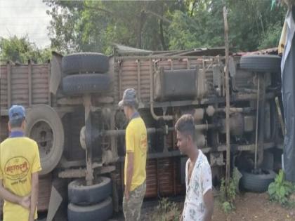 Tempo reversed at Halwal Fata on the highway, another accident on a tricky curve | महामार्गावरील हळवल फाटा येथे टेम्पो उलटला, अवघड वळणावर पुन्हा अपघात