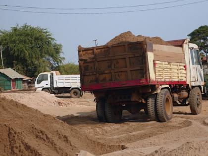 Police arrest three for stealing sand truck tires | धक्कादायक; वाळुच्या ट्रकचे टायर चोरताना पोलिसांसह तिघांना अटक