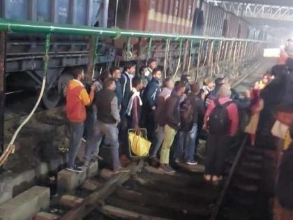 Passengers expressed their anger by getting down on the railway tracks; Tense atmosphere at Gondia railway station | रेल्वे ट्रॅकवर उतरून प्रवाशांनी व्यक्त केला संताप; गोंदिया रेल्वे स्थानकावर तणावपूर्ण वातावरण 