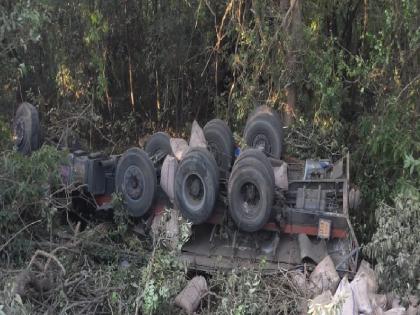 Sugar truck falls into 125 feet deep gorge in Amba Ghat Kolhapur | Kolhapur News: आंबा घाटात सव्वाशे फूट खोल दरीत साखरेचा ट्रक कोसळला, चालक बालंबाल बचावला