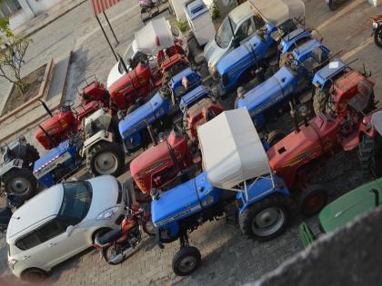 Interactive sale of tractors | भाड्याने घेतलेल्या ट्रॅक्टरची परस्पर विक्री