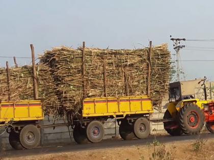 Elderly woman dies on the spot one injured after sugarcane trolley runs over in Padegaon | पाडेगांव येथे ऊसाची ट्रॉली अंगावरून गेल्याने वृद्ध महिलेचा जागीच मृत्यू, एक जखमी