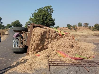 Pimpale-Kumbhhi road crossing tractor ACCIDENT | पिंपळगाव-कुंभी रस्त्यावर कुटार भरलेला ट्रॅक्टर उलटला!