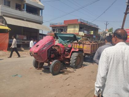 student dies after falling under tractor tractor vandalized by angry mob | ट्रॅक्टरखाली आल्याने विद्यार्थिनीचा मृत्यू, संतप्त जमावाकडून ट्रॅक्टरची तोडफोड