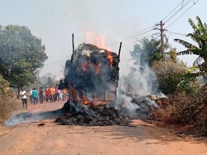 The tractor-trolley filled with grass caught fire, accidentally escaping the loss of life | गवताने भरलेल्या ट्रॅक्टर ट्रॉलीस आग, प्रसंगावधानाने जीवित हानी टळली