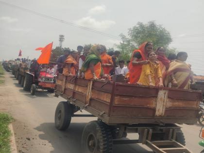 Women's march from 70 tractors hit Wasmat Tehsil | एक मराठा लाख मराठा! ७० ट्रॅक्टरमधून महिलांचा मोर्चा धडकला वसमत तहसीलवर