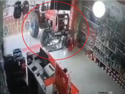 tractor automatically started and entered in the shop, incident in Bijnaur UP, see the video | ट्रॅक्टरमध्ये भूत शिरलं..? आपोआप सुरू झालं अन् दुकानात शिरलं, पाहा Video