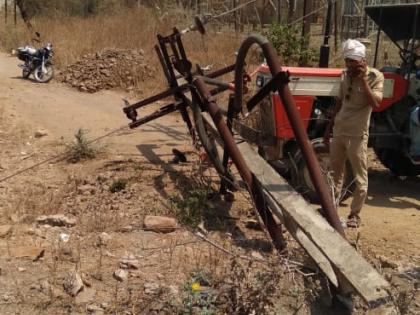 Electric pole broken by a tractor in Washim | वाशिममध्ये ट्रॅक्टरच्या धडकेने तुटला विजेचा खांब!