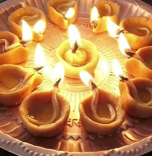 Deep Amavasya 2025 : दिव्यांची पूजा करताना खाताही येतात असे दिव्यांचे ५ प्रकार, पारंपरिक गोड पदार्थ