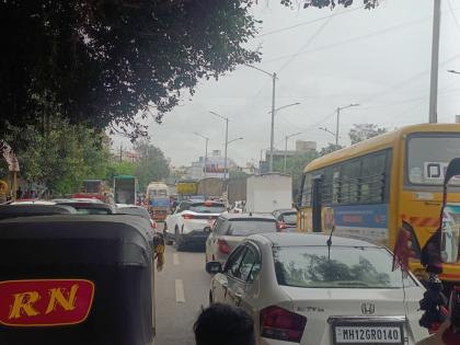Pimpri Chinchwad Indisciplined parking in Thergaon BRT, Rahatani, Kalewadi, Wakad areas invites traffic jams on the roads | थेरगाव बीआरटी, रहाटणी, काळेवाडी, वाकड परिसरामध्ये बेशिस्त पार्किंगमुळे रस्त्यांवर वाहतूक कोंडीला निमंत्रण Pimpri Chinchwad Indisciplined parking in Thergaon BRT, Rahatani, Kalewadi, Wakad areas invites traffic jams on the roads | थेरगाव बीआरटी, रहाटणी, काळेवाडी, वाकड परिसरामध्ये बेशिस्त पार्किंगमुळे रस्त्यांवर वाहतूक कोंडीला निमंत्रण
