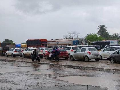 Traffic Congestion on Mumbai Goa Highway; Queues of vehicles from Taran Khop to Vadakhal | मुंबई गोवा महामार्गावर वाहतूक कोंडी; तरण खोप ते वडखळ वाहनाच्या रांगा