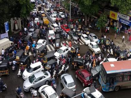 Does honking make the car in front disappear in pune | Pune Traffic: हाॅर्न वाजवल्याने समोरील गाडी गायब होते का?