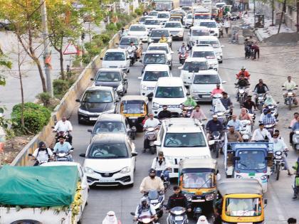 In Chhatrapati Sambhajinagar district, half of the population vehicles, 231 new vehicles on the road every day | अबब ! छत्रपती संभाजीनगर जिल्ह्यात लोकसंख्येच्या अर्धी वाहने, रोज २३१ नवीन गाड्या रस्त्यावर