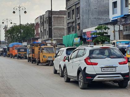 Private parking on the streets of crores in Aurangabad; The system is silent, thousands of citizens suffer | कोट्यवधींच्या रस्त्यांवर खासगी पार्किंग; यंत्रणा गप्पगार, हजारो नागरिकांना विनाकारण त्रास