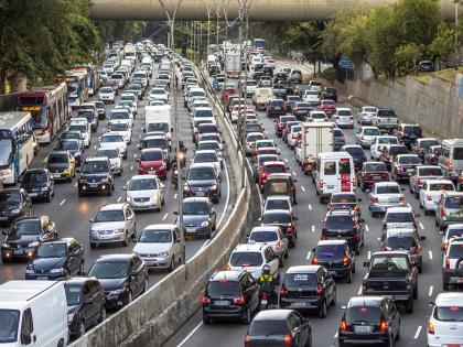 Has been causing traffic jams by standing in the middle of traffic for seven years | सायलेंट मॅन! ७ वर्षात ९ वेळा तुरूंगवारी, तरीही कुणालाच माहीत नाही 'तो' 'असं' का करतो?