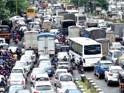 Large traffic congestion due to police | पोलिसांमुळे मोठी वाहतूककोंडी