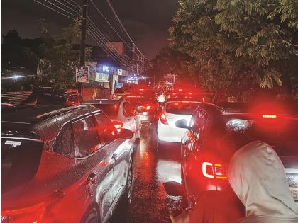 Traffic jam in Chhatrapati Sambhaji Nagar for the second day in a row, vehicles stuck at intersections | छत्रपती संभाजीनगरात सलग दुसऱ्या दिवशी वाहतुकीचा खोळंबा, चौकाचौकात अडकली वाहने