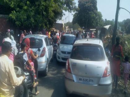 Hours of detention: Kondi on the road behind Wadalarod-Gaikwad hall |  तासभर खोळंबा : वडाळारोड-गायकवाड सभागृहामागील रस्त्यावर कोंडी